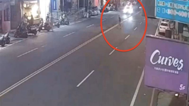 7旬翁「穿越馬路」沒要停　白車撞飛慘死