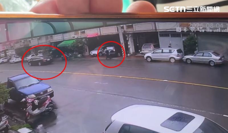 黃姓嫌犯砍人過程約13秒，行兇後把刀放進包包後開車逃逸，另一名黑衣男則是走路離開。(圖／翻攝畫面)