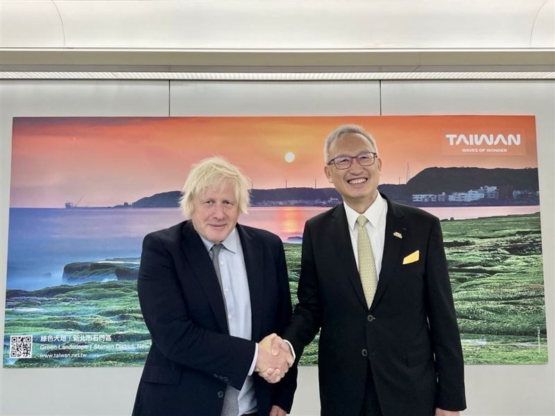 英國前首相強生（左）抵台，外交部次長吳志中（右）前往接機致意。（圖／外交部提供）