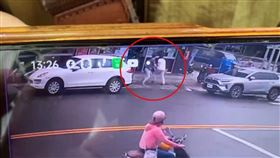 台中，豐原，超商砍人，行兇畫面曝，57歲詹智能，41歲黃嫌(圖／翻攝畫面)
