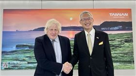 ▲英國前首相強生（左）抵台，外交部次長吳志中（右）前往接機致意。（圖／外交部提供） 