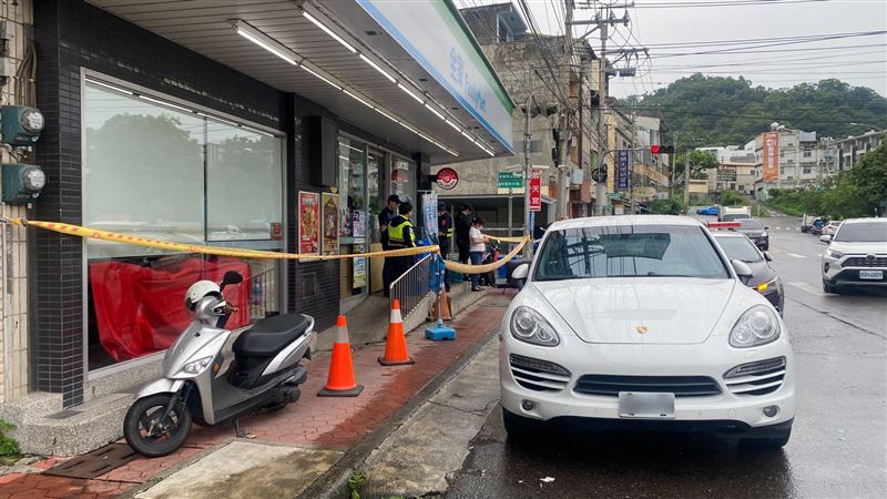 57歲的經紀公司老闆詹智能，上午開保時捷休旅車到超商購物，在門口遭嫌犯持刀砍死。（圖／翻攝畫面）