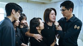 大愛劇《我們六個》秋鳳(林雨葶飾)喝醉回來找架吵。（圖／大愛提供）