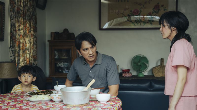 大愛劇《我們六個》秋鳳(林雨葶飾)喝醉回來找架吵。(圖/大愛提供)