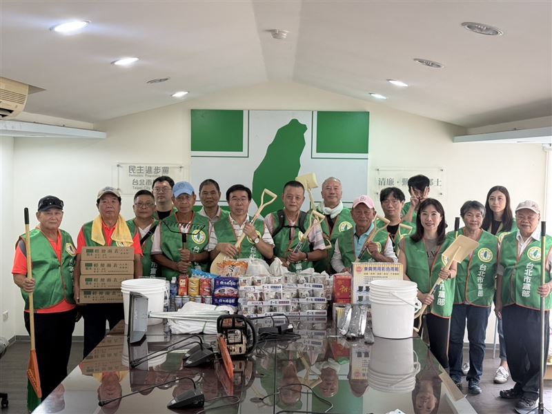 民進黨台北市黨部今（4）日表示，已組成首批50人志工團隊，和募得500份食用物資，前往嘉義縣水上鄉協助災民重建家園。（圖／民進黨台北市黨部提供）