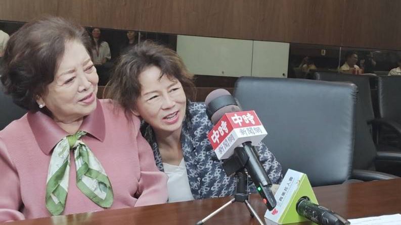 陳淑芳(左)與曹雨婷出席壽險業公益活動(圖/記者鍾智凱攝)