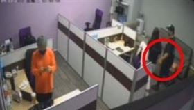  河智媛、禹洙漢，經紀約，老闆是色狼，拍臀熊抱5度性騷員工　判賠百萬(圖／翻攝畫面)