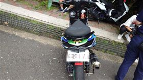 張男騎乘改裝的機車。（圖／翻攝畫面）