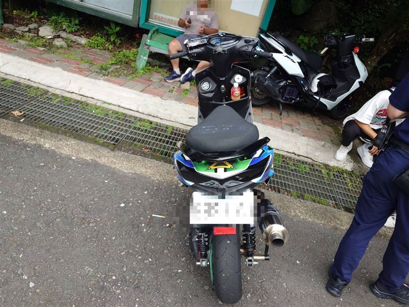 張男騎乘的改裝機車。(圖/翻攝畫面)