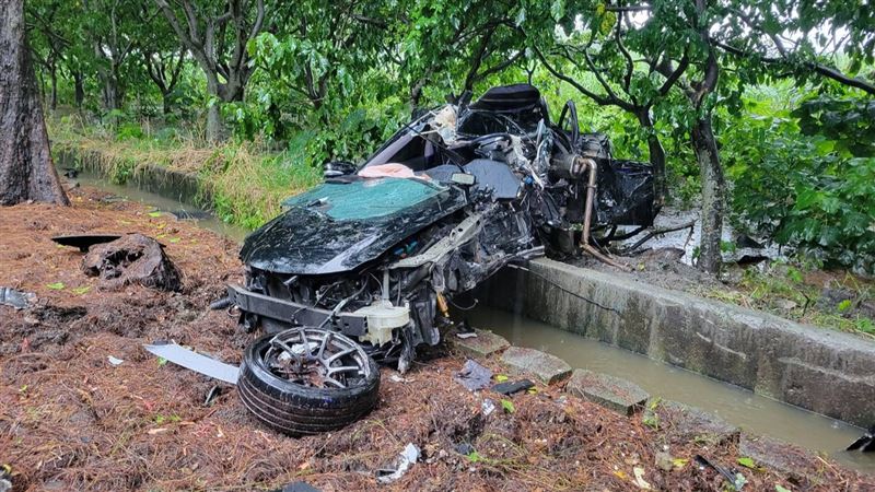 肇事車輛嚴重變形、解體。（圖／翻攝畫面）