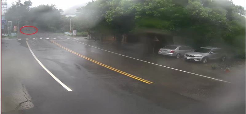 駕駛疑因大雨中連續超車失控肇事。（圖／翻攝畫面）