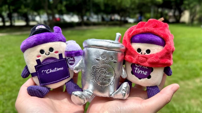 白金限定角色「Lumi」(中),全球每個國家僅限20個,抽中即可獲得「Chatime免費喝一年」大獎。(圖/品牌業者提供)