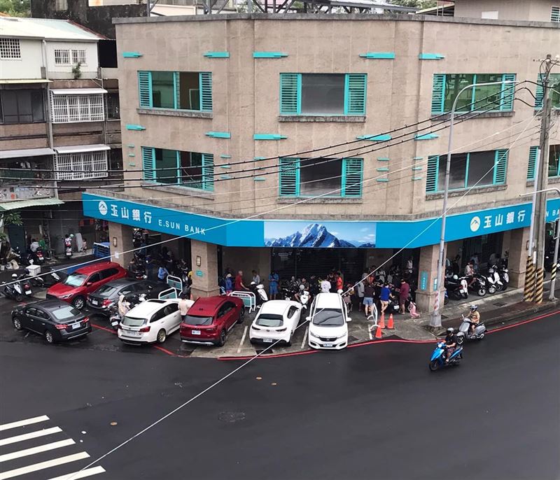 高雄楠梓區玉山銀行外，3日下午出現人潮，網友笑稱：「搶普發一萬」。（圖／翻攝左營楠梓人臉書）