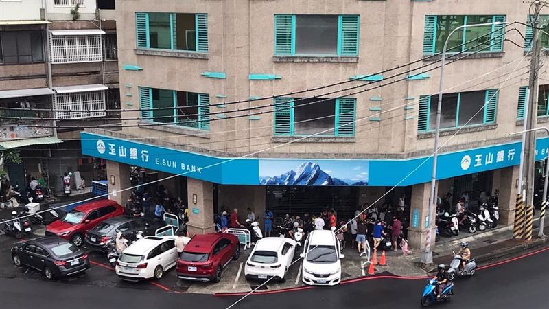 搶普發1萬?高雄某銀行前炸人潮 真相曝