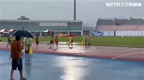 運動會暴雨照跑不誤　選手：根本看嘸賽道（圖／翻攝畫面）