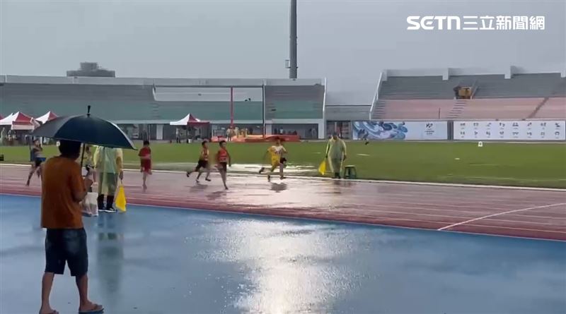 縣運會豪雨中辦跑步比賽，選手家長都狼狽。（圖／翻攝畫面）