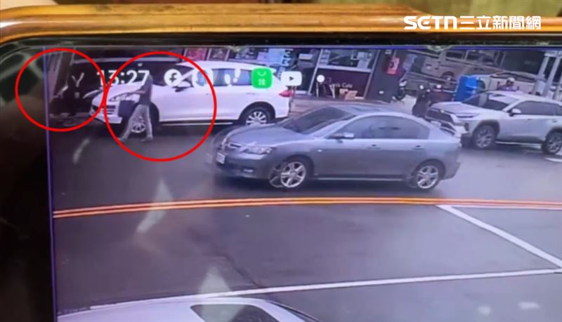 41歲黃嫌行兇後,把刀子放進包包後開車逃逸,另一名黑衣男子也跟著離開。(圖/翻攝畫面)