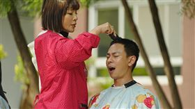 王彩樺（左）替孫綻剃頭扯到頭皮（圖／台視提供）