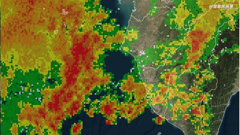 氣象粉專表示，將有另一波雷雨帶陸續抵達。（圖／翻攝自台灣颱風論壇｜天氣特急臉書）
