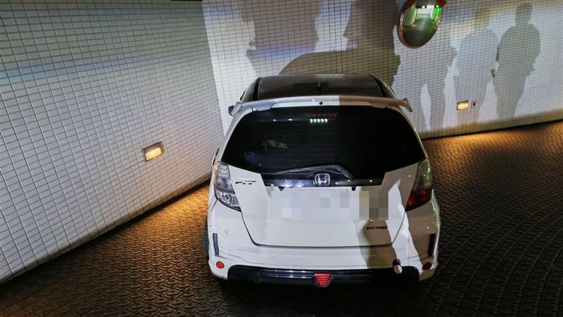 偷車牌懸掛還撞警車！47歲男拒檢逃逸遭逮