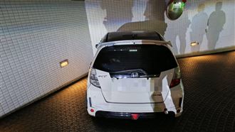 偷車牌懸掛還撞警車!47歲男拒檢逃逸仍遭逮