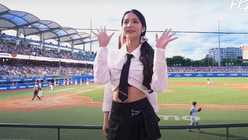 潔潔中場SOLO辣跳〈看我72變〉。（圖／翻攝自YouTube）