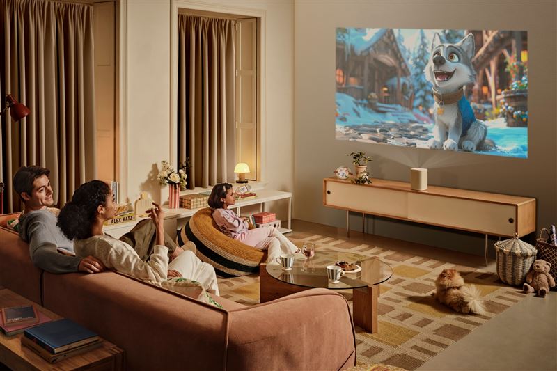 The Premiere 5超短焦雷射智慧投影機可直接播放Netflix、YouTube、Disney+等主流影音平台。（圖／台灣三星提供）
