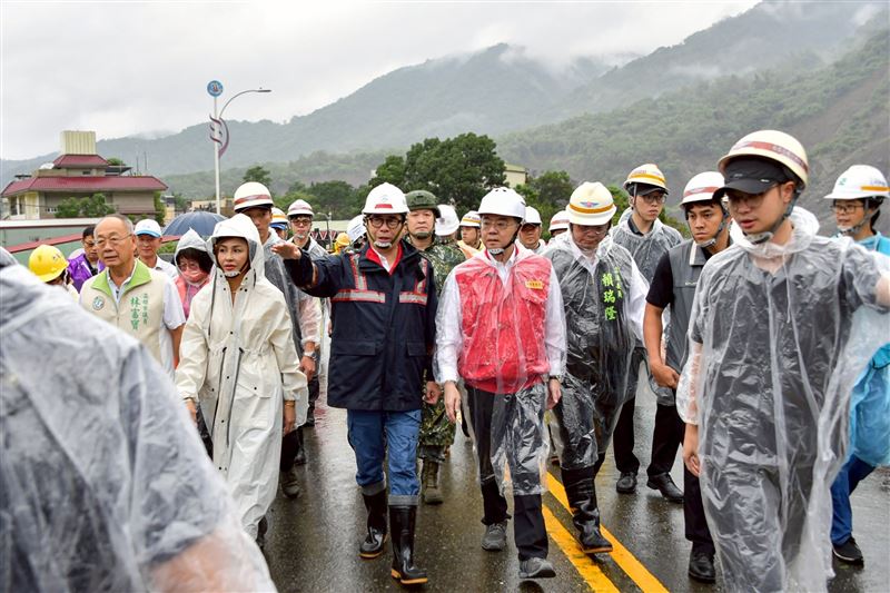 行政院長卓榮泰今（4）日視察台20線79k道路修復情形。（圖／行政院提供）