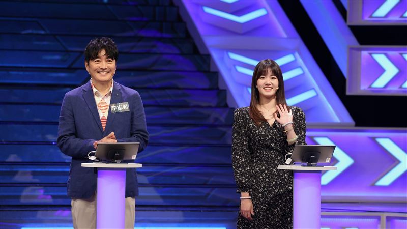 李志希(左)、Vivian(右)父女同台(圖/公視提供)
