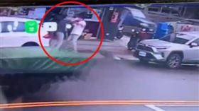  河智媛經紀老闆，詹智能，超商遇埋伏被砍死，送醫，案情疑不單純 1共犯康姓男子在逃(圖／翻攝畫面)