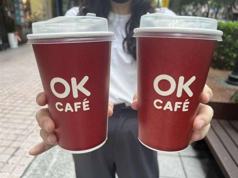 OKmart門市推出阿華田摩卡拿鐵與經典阿華田咖啡單杯七折優惠。。（圖／超商業者提供）
