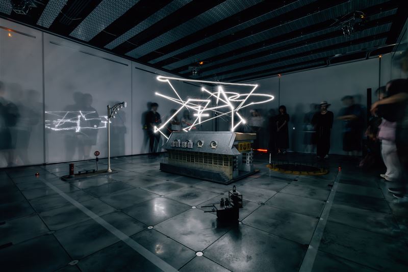 VS.場館「臺灣光譜」中展出《很難很難》作品。（圖／文化部提供）