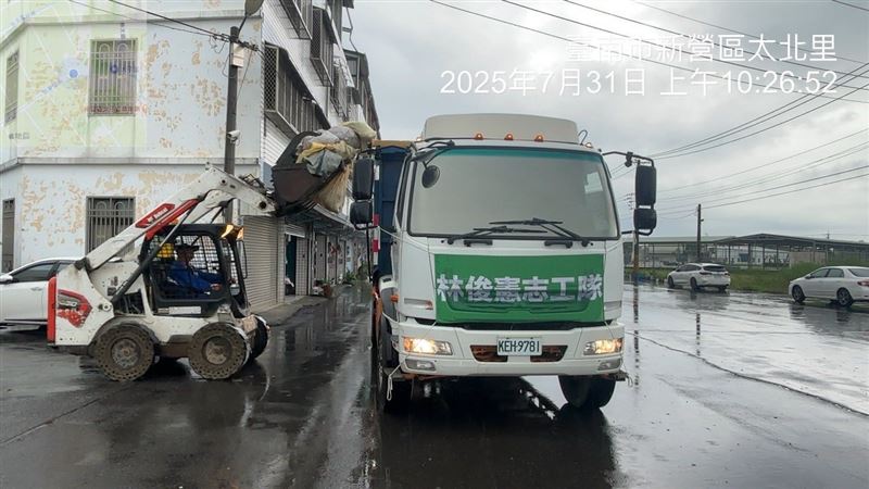 林俊憲志工隊前進台南新營協助救災。（圖／翻攝自林俊憲臉書）
