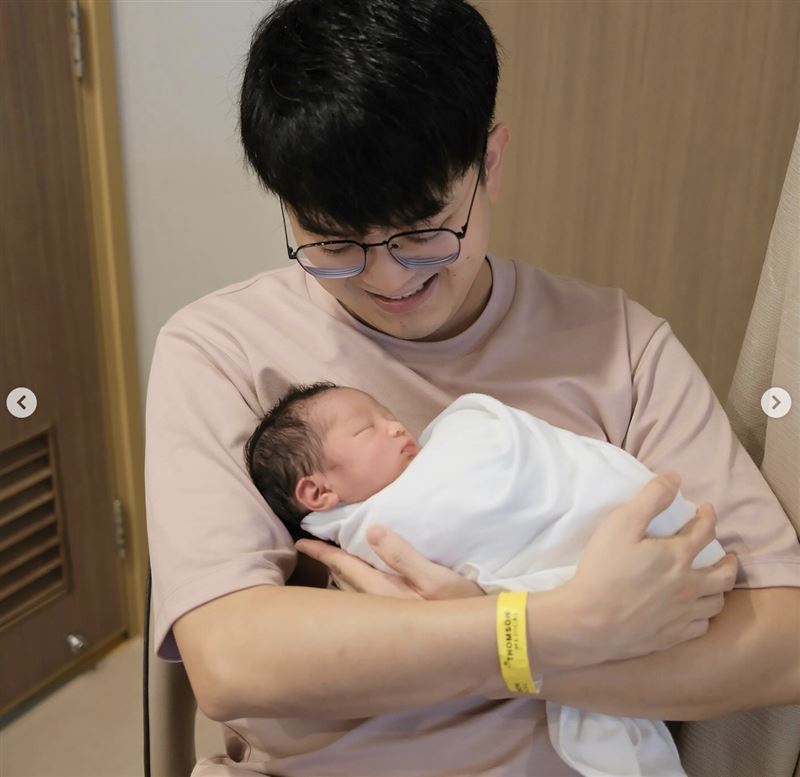 新加坡男星黃宇哲宣布當爸爸。（圖／翻攝自臉書）