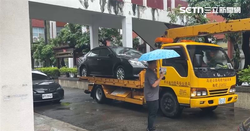 黃姓男子將作案車輛棄置投案派出所的附近，再搭計程車到派出所投案，似乎想要製造斷點。（圖／翻攝畫面）