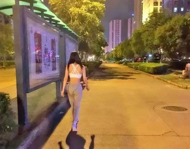 現代很多女生會選擇穿著清涼的運動內衣在公共場所運動健身。（圖／翻攝自微博）