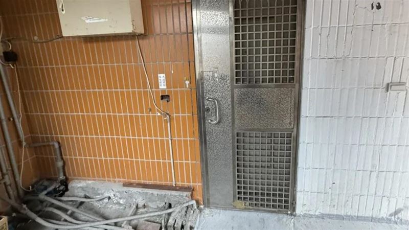 淡水真理大學某公寓，發生天花板崩落。（圖／翻攝畫面）