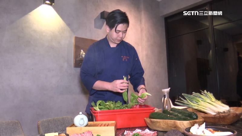 蔬菜怕泡水，火鍋業者坦言現在成本大大提高，無論大黃瓜、小黃瓜或綠色蔬菜都漲價