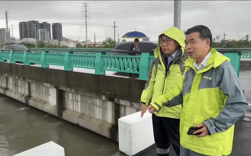 7月7日至8月4日，黃偉哲冒雨出現在災區23天。（圖／翻攝自黃偉哲臉書）