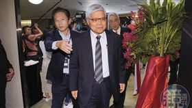 台美20％關稅曝光，比日韓更高，因川普開出的條件，讓台積電董座魏哲家十分為難。