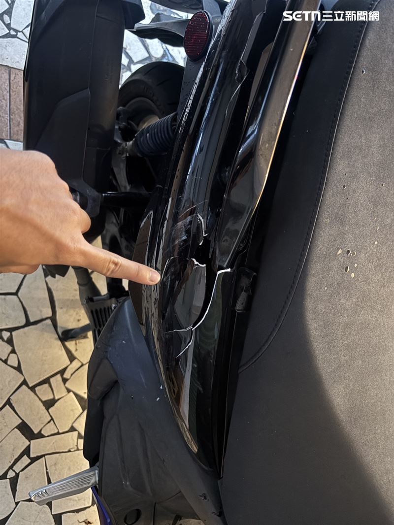 騎士機車因為遭安全帽狂砸出現多處毀損。（圖／翻攝畫面）