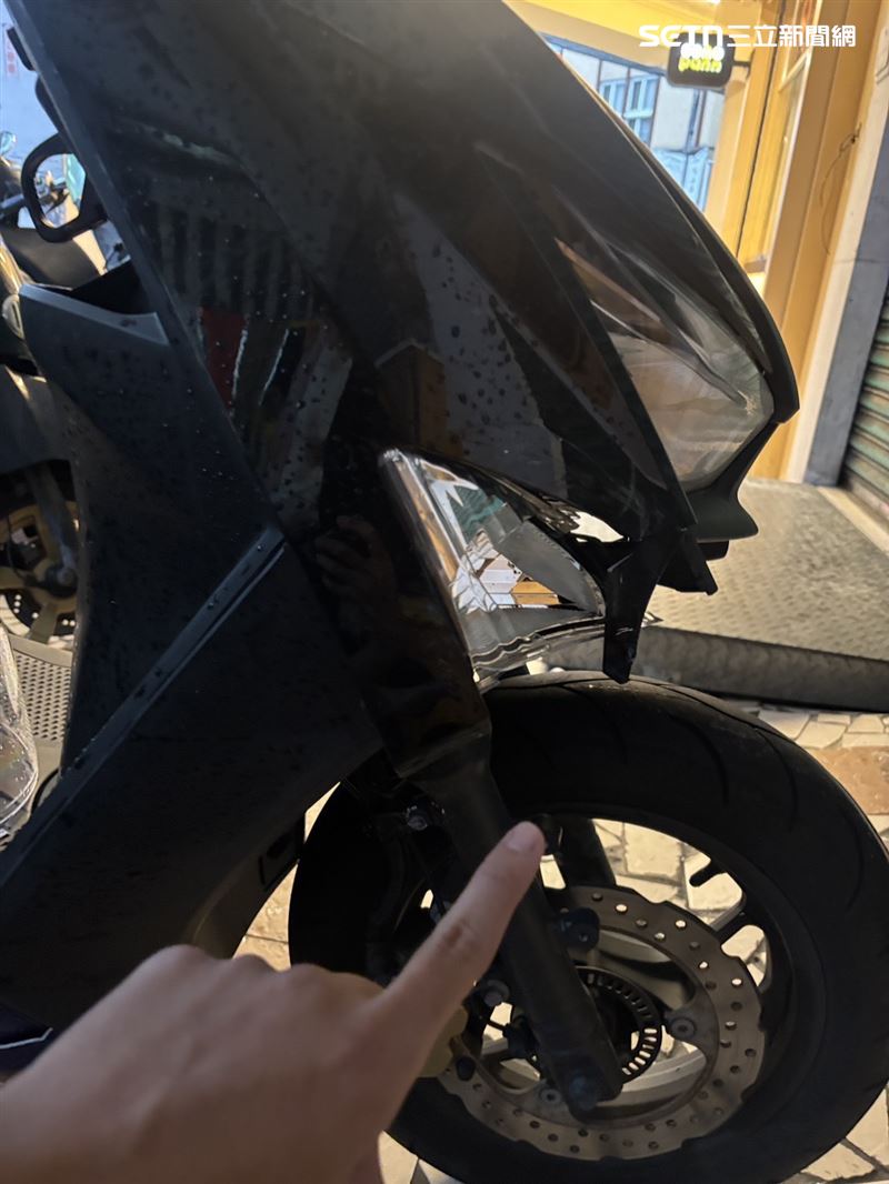 騎士機車因為遭安全帽狂砸出現多處毀損。（圖／翻攝畫面）