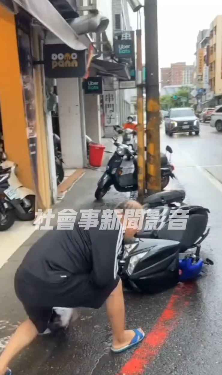 中年拿子拿安全帽狂砸機車。（圖／翻攝社會事新聞影音）