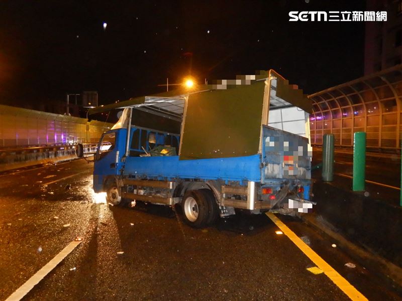 小貨車自撞分隔島，車身旋轉180度，現場一片狼藉。（圖／翻攝畫面）