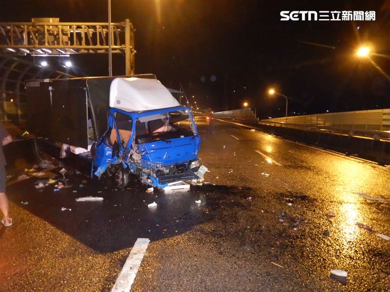 台74西向東山交流道口附近發生自撞車禍，小貨車疑因大雨影響視線，自撞分隔島。（圖／翻攝畫面）