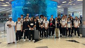 參加FIBA亞洲盃男籃賽台灣隊選手抵達吉達2025年第31屆FIBA亞洲盃男籃賽將於8月5日至17日舉行於沙烏地阿拉伯。12名球員由領隊楊勝凱（前右7）和義大利籍總教練圖奇（前右6）率隊，3日抵達吉達機場。台灣駐沙國代表處組長潘俊彥（前右5手持國旗者）到場接機。（駐沙國代表處提供）中央社記者施婉清開羅傳真　114年8月4日