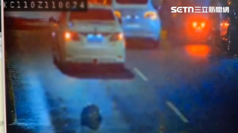 警方表示，民眾為了拍照打卡已經影響用路人安全，員警勸戒後認為有移除必要性，因此將其移除。（圖／翻攝畫面）