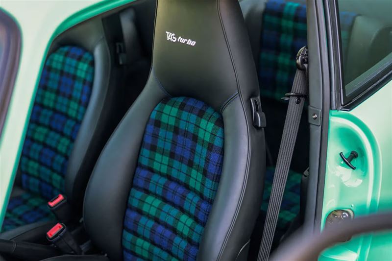 內裝以黑色皮革搭配蘇格蘭格紋。(翻攝RM Sotheby's網站)