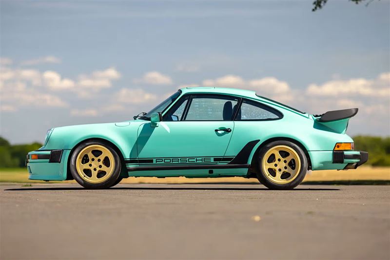 保時捷911 TAG Turbo by Lanzante採用搶眼的薄荷綠塗裝。(翻攝RM Sotheby's網站)