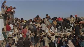 ▲巴勒斯坦人艱難的從人道救援卡車上取得糧食。（圖／美聯社／達志影像）